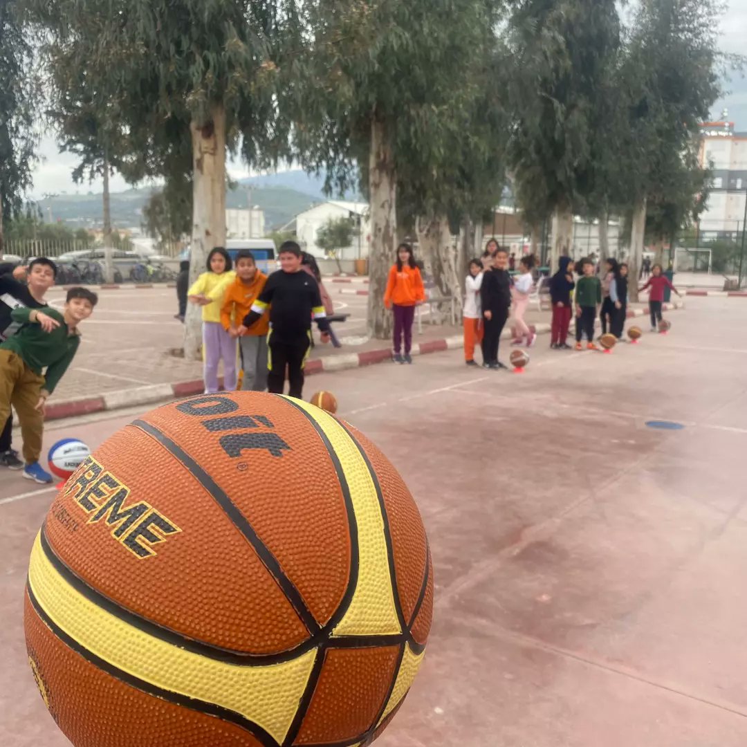 EROLKOCA1's tweet photo. #Gençlik ve Spor Bakanlığımızın Milli Eğitim Bakanlığı ile imzaladığı “İlkokullarda #Spor Dalı Eğitimi Protokolü” kapsamında Sultan Alparslan ilkokul 4. sınıflar fiziksel etkinlik ve spor branş dersleri antrenörlerimizin eşliğinde devam ediyor  @kasapoglu @GSB_Antalya @YGrhan https://t.co/fAsEuc06TZ
