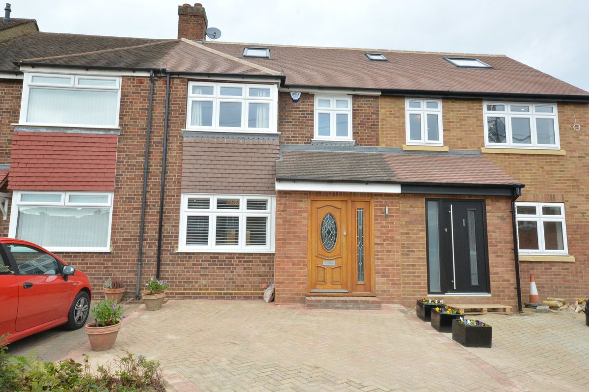 NichollsRes's tweet photo. New listing in Chessington - Chessington Hill Park £550,000. Please contact us on 0208 391 1110 for more information. #EstateAgents #forsale #surrey #chessington https://t.co/lyu2DVnoWj