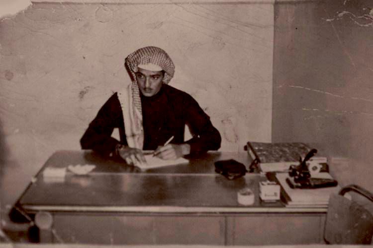 MansourShuwaier's tweet photo. ذروة خروج الموظفين من الوزارت في شارع المطار القديم،
و من شاهد وعايش ذلك الجيل الذهبي عصر البدايات والتشييد وشاهد الموظف الذي عرف بأمانته الوظيفية وجديته بالعمل، ناهيك عن تميزه ببلاغة الكتابة والتحرير ودقته في شرح الخطابات وإعداد التقارير، وحصانته العلمية وقدراته العلمية، ويضاف إلى هذا جودة خطوطهم وجمال تعابيرهم وشروحاتهم، وهم يستيقظون لصلاة الفجر فيملأون الشوارع مع بداية الشروق، حيث يسعى معظمهم لتأمين الفطور لأبنائه من أقرب مخبز وفوال، وحينها تجد الناس طوابير أمام هذه المحال التي يحملون لها فوطة و علاقية من خباز الحارة، أو لشراء الخبز من مخابز العرفج والعجاجي، كما يسعون حين خروجهم من أعمالهم، ويتزاحمون أمام ثلاجات لبن المشيقح في شارع الخزان وغيره وكان الطريق إلى مقر الوظيفة لا يتجاوز خمس إلى عشر كيلو مترات، ويمكن أقل من ذلك بكثير، فقد كانت الرياض صغيرة، وكانت معظم الدوائر الحكومية والوزارات وحتى المؤسسات والشركات والفنادق في شارعي المطار القديم وشارعي البطحاء والخزان وما جاورهما، حدث ذلك بعد انتقال الوزارات من مدينة جدة إلى العاصمة الرياض أواخر السبعينيات الهجري، وكانت كشخة الموظفين كما هي الآن، إلاّ أن ظروف الزمان والتغير الاجتماعي كفيلة بتجديد وتلطيف ما لم يتغير، فقد كانت الغترة البيضاء وارد العطار قبل خمسين عاماً لباس السواد الأعظم من المواطنين، بل قد لا تجد من يلبس الغترة الحمراء في الدائرة الحكومية إلاّ فيما ندر، هذا قبل ارتداء الشماغ الأحمر في التسعينيات الهجرية خاصة شماغ العقل و شماغ البسام وقبلها، و كان الموظف وغيره يزهو بثوب الدوبلين و أبو غزالين و التترو و التتركس، كما كانت الكبكات علامة وميزة من الشخصية لا يوازيها إلاّ لبس طاقية ام جنيهات، و كان لباس الكوت بنفس لون الثوب من علامات الأناقة، خاصة كوت الكاروهات.
#الرياض