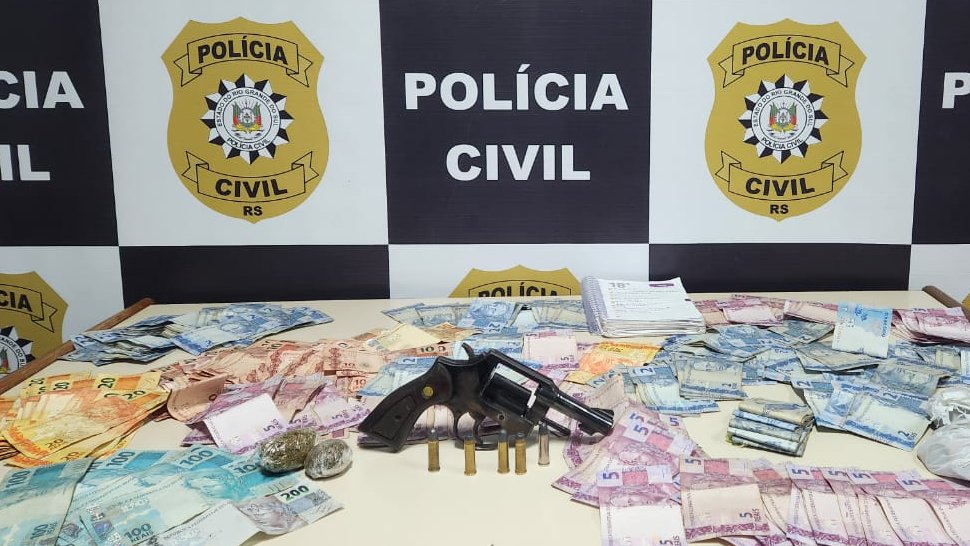 policiacivilrs's tweet image. A Polícia Civil prendeu 7 indivíduos na #OpUnity até o momento. Ações seguem sendo realizadas na região metropolitana e vale dos sinos. Drogas, arma, dinheiro, colete balístico e carregadores foram apreendidos. #DPHPP