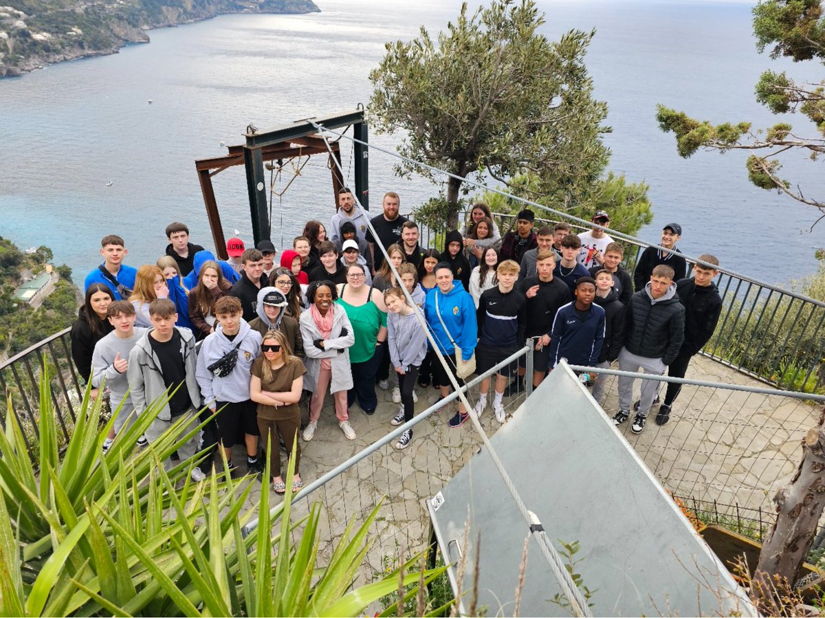 RBAGeography's tweet photo. Group photo at Positano. Student are having a great time. #geography #italy #trip https://t.co/5mJ6WRQLq1