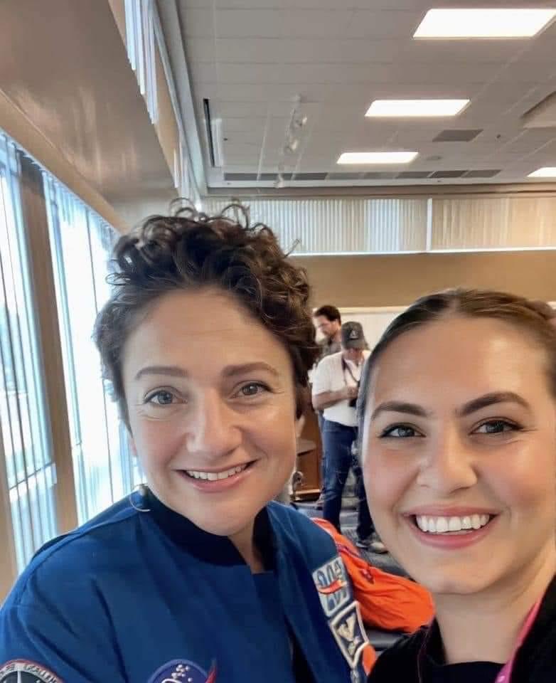 صورة تجمع رائدة الفضاء ذات الاصول العراقية جيسيكا مير مع العراقية ديانا السندي في وكالة ناسا استعداداً لاطلاق صاروخ SLS الى القمر  ، يذكر  ان جيسيكا مير مرشحة لتكون اول أمرأة سوف تكون على سطح القمر في التأريخ ،