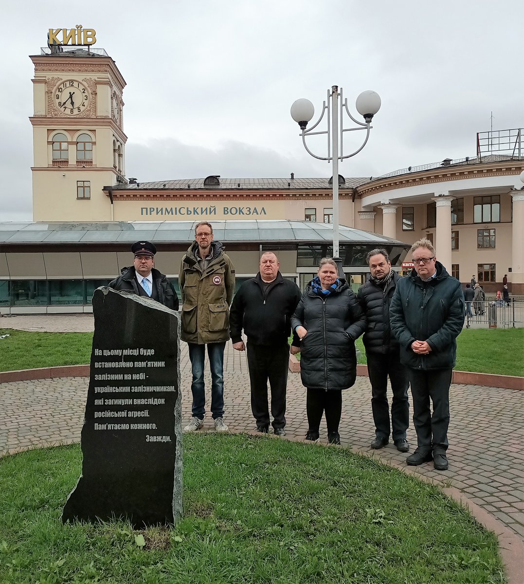 JakMajewski's tweet photo. Delegacja #GlobalUkraineRailTaskForce przy symbolicznym pomniku poległych kolejarzy. Od lewej: Martin Pavlík (BTE) @john_blohm (We Aid) naczelnik kijowskiego dworca (@Ukrzaliznytsia) @CristinaNorway (@BaneNORSF) @JakMajewski (ProKolej) @nickabrooks (@ALLRAIL_EU) 
Slava Ukraini! https://t.co/yA6cWzbzPT