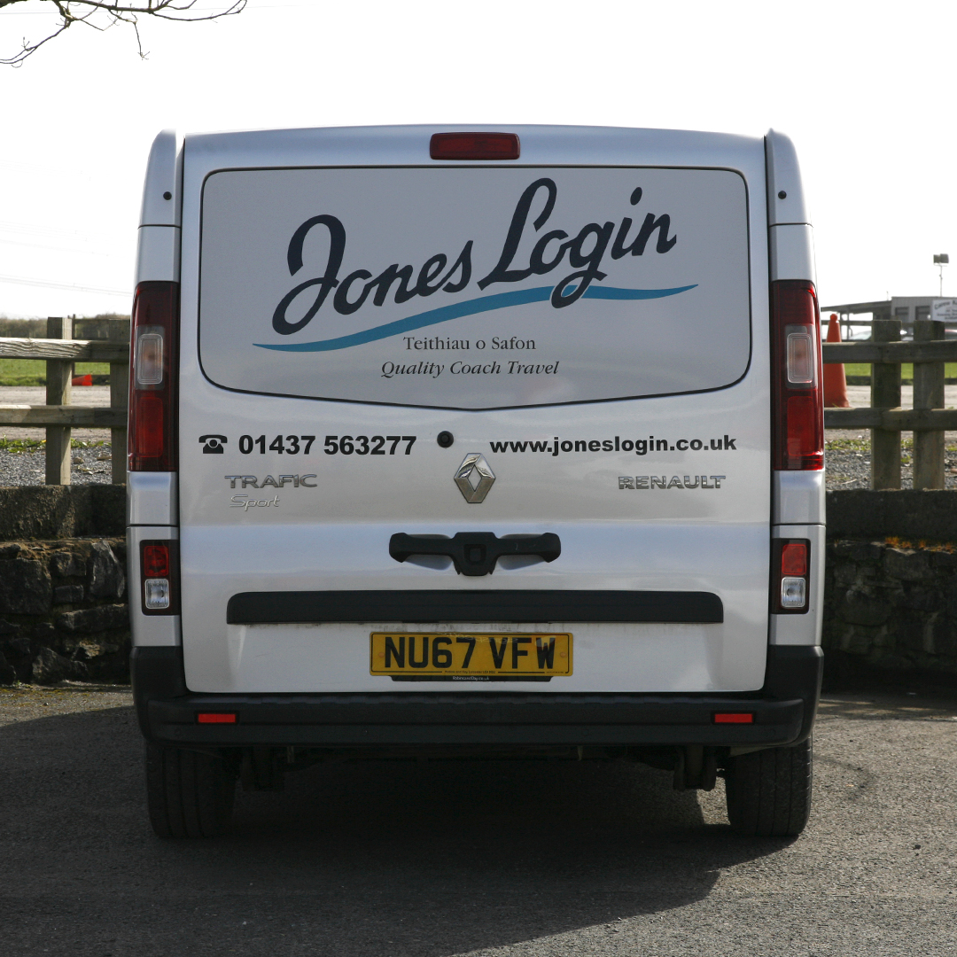 Signspeed's tweet image. Something a little smaller than the usual coaches for Jones Login with a silver Renault Mini Bus window block out and graphics from a few weeks back when we had a rare day of blue skies! 🚐🌞
#vehiclegraphics #busgraphics #vangraphics #minibusgraphics #graphics #signsdesignprint