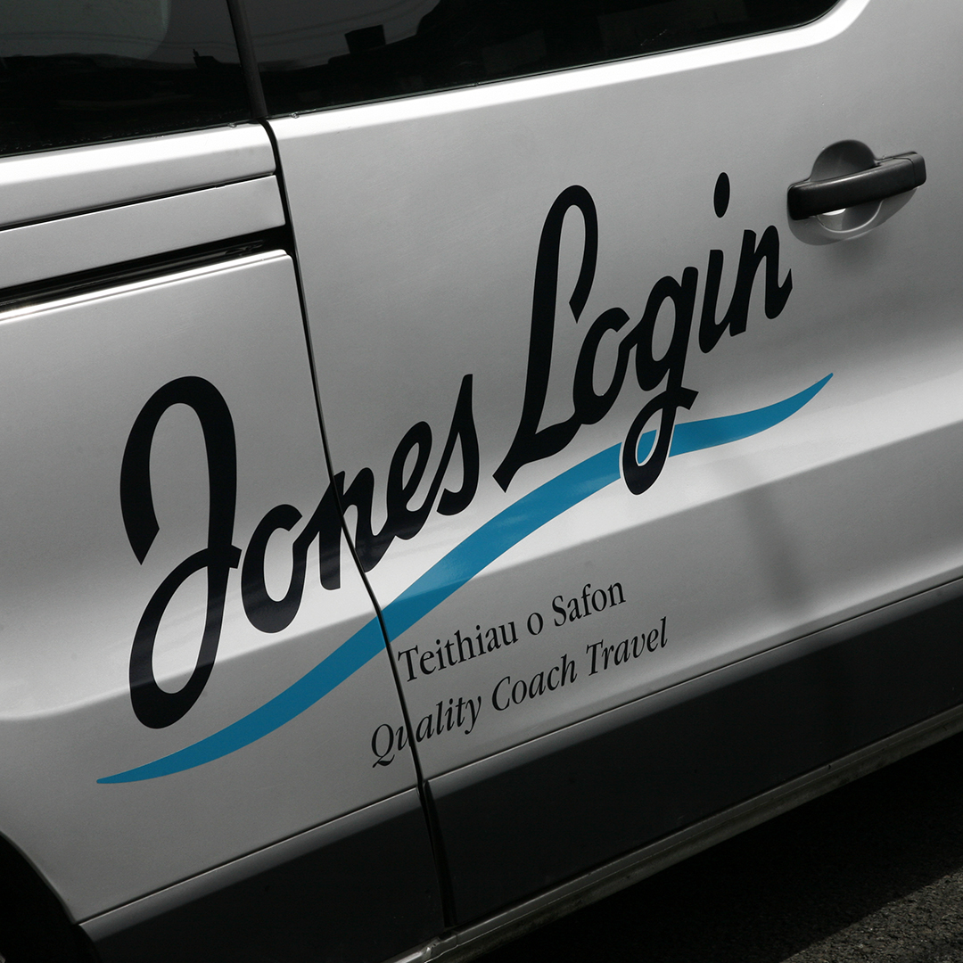 Signspeed's tweet image. Something a little smaller than the usual coaches for Jones Login with a silver Renault Mini Bus window block out and graphics from a few weeks back when we had a rare day of blue skies! 🚐🌞
#vehiclegraphics #busgraphics #vangraphics #minibusgraphics #graphics #signsdesignprint