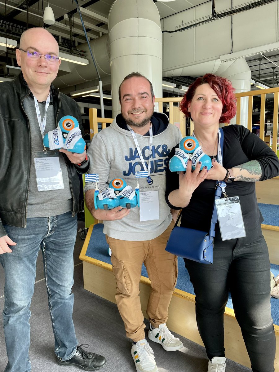 GauthierJu77's tweet image. Merci à tous les collègues #erun pour cette grande première ! 🤖🦾 #primaire #cycle1 #cycle2 #cycle3 #robot #dash #beebot #bluebot #thymio  @RoboCupJuniorFr @FFRobotique @dsden77 @AcCreteil @RAIledeFrance @a_biarrotte @sandra_raoul @AdrienGuillau12 @alex301076 #pedra