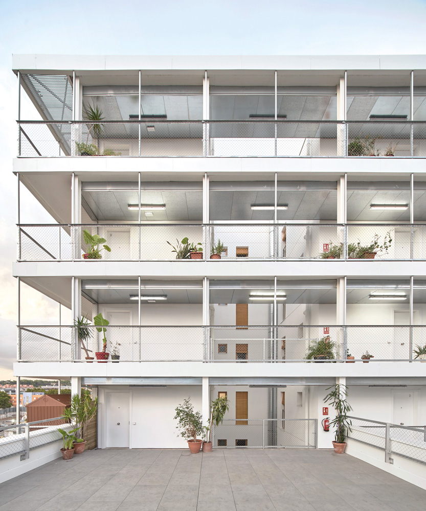 ondiseno's tweet photo. Edificio de 32 #viviendas cooperativas ‘La Chalmeta’  🏘️de #PauVidal + #VivasArquitectos en el barrio de La Marina de Barcelona
👉https://t.co/0PVcwgKgSG https://t.co/hsDvoSX0Ys