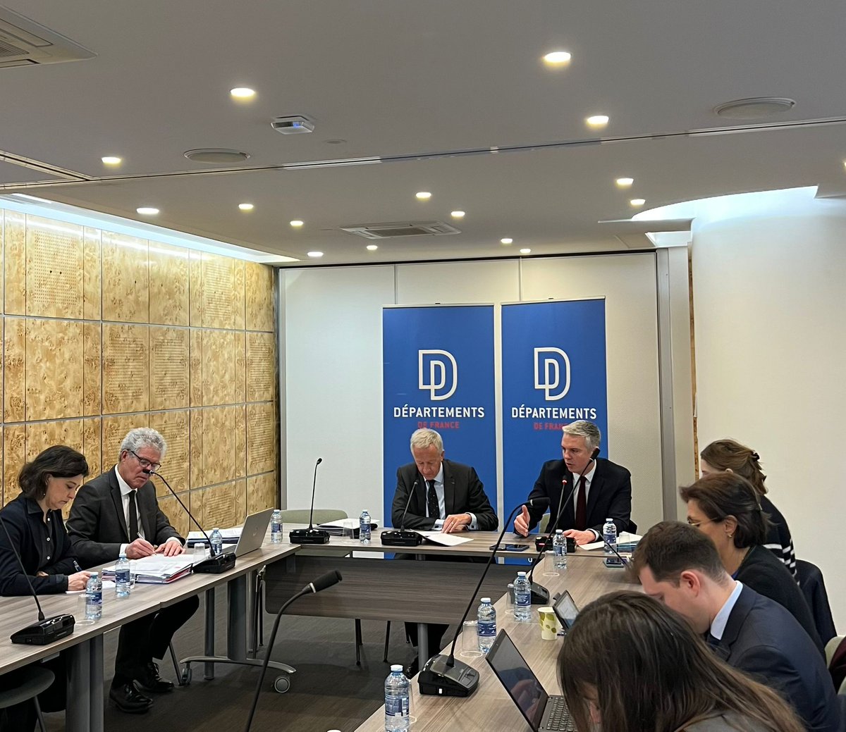 ADepartementsF's tweet photo. Le président du groupe de travail Grand Âge, @olivierrichefou, recevait ce matin le ministre @JCCombe, pour échanger sur son plan d’action et le futur service public départemental de l’#autonomie. https://t.co/UowjXIsZ8z