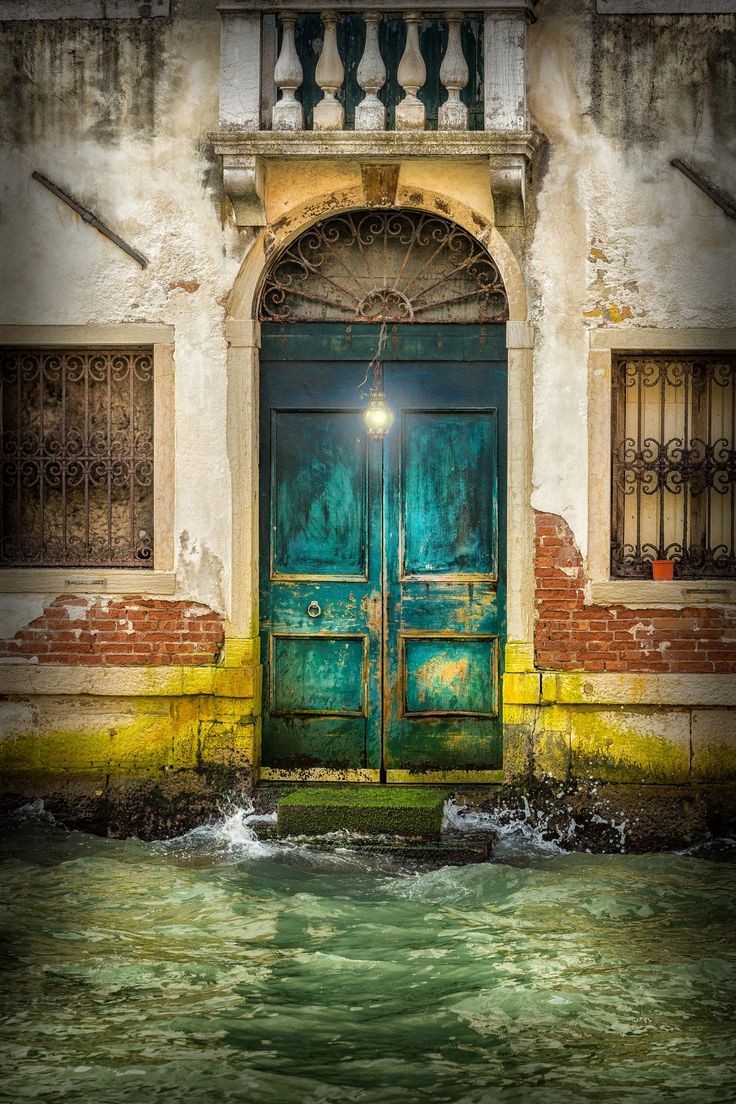 Neutralious's tweet photo. Door in Venice, Italy https://t.co/A186kc2pkW