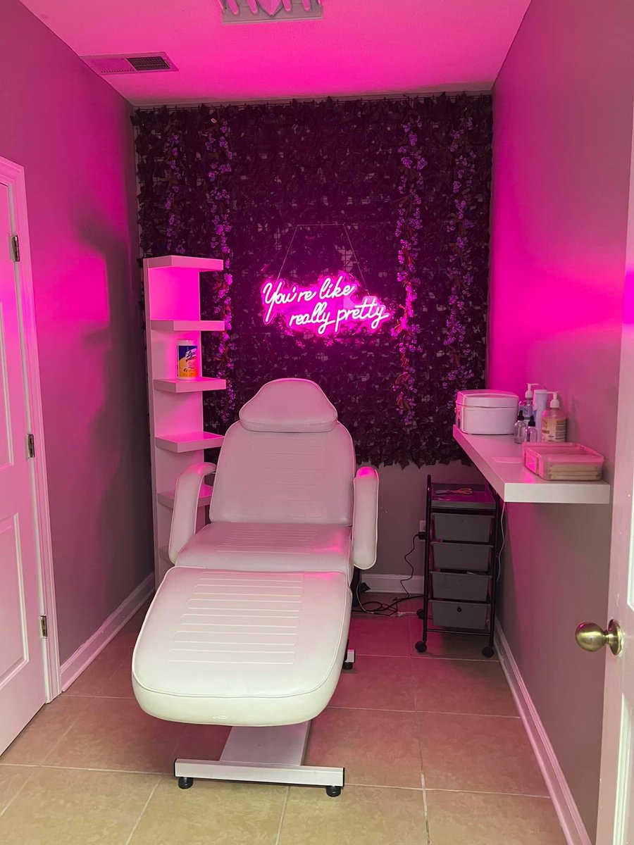 Re_Certified4's tweet photo. I’m really out here doing my thang 💜 . The Lavender Room Beauty Bar is officially open !!! Located in Memphis tn . Facials , massages , waxes , makeup , laser lipo. Sauna treatments, wood therapy &amp; sooo much more .. I’m officially a business owner with her own shop 💜🎉🙈 https://t.co/H3KYovQyED