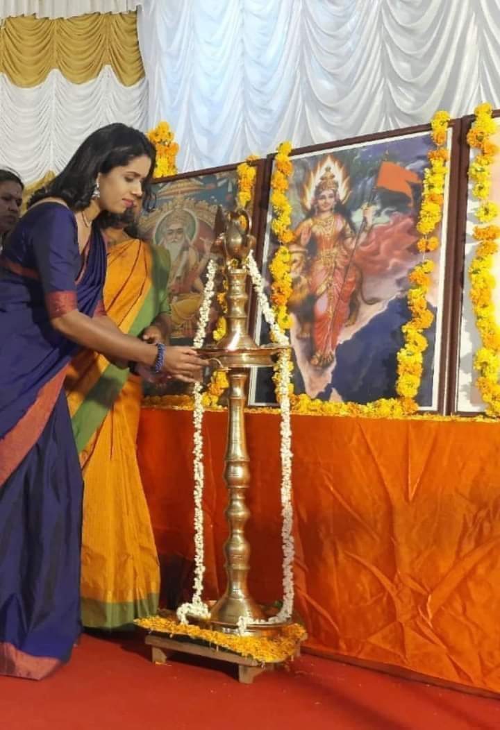 shivanigokhale's tweet photo. केरळमधील हिंदू अभिमानाची कथा : सुजया पार्वतीची कथा

सुजया पार्वती हे नाव गेल्या दोन दिवसांपासून केरळ सोशल मीडिया सर्कलवर ट्रेंड करत आहे. ती एक ज्येष्ठ मल्याळी पत्रकार आणि जगभरातील मल्याळी लोकांमध्ये एक परिचित चेहरा आहे. मग ती ट्रेंडिंग का आहे?

8 मार्च रोजी, सुजया यांनी आंतरराष्ट्रीय महिला दिनानिमित्त संघ परिवाराशी संलग्न कामगार संघटना BMS (भारतीय मजदूर संघ) ने आयोजित केलेल्या महिला परिषदेला संबोधित केले. डाव्यांचे वर्चस्व असलेल्या राज्यात जिथे एका धर्माभिमानी हिंदूकडेही "संघी" म्हणून पाहिले जाते, ही घोर चूक होती. परिस्थिती आणखी बिघडवण्यासाठी तिने आपल्या भाषणात नरेंद्र मोदींच्या नेतृत्वाखालील केंद्र सरकारच्या कामाची प्रशंसा केली. तिने असेही नमूद केले की अनेक लोकांनी तिला त्या कार्यक्रमात उपस्थित राहण्याच्या निर्णयाबद्दल प्रश्न विचारले, काहींनी तिला "संघी" आहे का असे विचारले. तिने आपल्या भाषणात पुढे म्हटले की, बीएमएस कार्यक्रमाला उपस्थित राहणे तिला संघी बनवत असेल, तर तसं समजा !

एका दिवसानंतर, तिला तिच्या मिडीया हाऊसने 24 न्यूजने निलंबित केले. गंमत अशी आहे की 24 न्यूजचे सीईओ श्रीकांतन नायर यांनी यापूर्वी CITU आणि इतर कम्युनिस्ट-संलग्न संघटनांनी आयोजित केलेल्या कार्यक्रमांना हजेरी लावली होती. "फॅसिझम" हा शब्द कम्युनिस्टांनी शक्य तिथे राष्ट्रवादीवर चिखलफेक करण्यासाठी वापरला आहे.

तिचे निलंबन धक्कादायक होते ज्याचे रूपांतर संतापात झाले. लवकरच बीएमएसतर्फे 24 न्यूजच्या मुख्य कार्यालयावर निषेध मोर्चा काढण्यात आला. 24 न्यूजच्या मुख्य भागधारकांपैकी एक असलेल्या गोकुलम गोपालन यांनी तिचे निलंबन मंजूर केले नसल्याचेही म्हटले आहे. काही दिवसांनंतर, सुजया दुसर्‍या सार्वजनिक कार्यक्रमात हजर राहिली जिथे तिने पुनरुच्चार केला की तिच्या पहिल्या बैठकीत तिने जे सांगितले होते त्यावर ती ठाम आहे.

24 न्यूजच्या व्यवस्थापनाने अखेरीस विविध स्तरांच्या दबावाला बळी पडून तिचे निलंबन मागे घेण्याचा निर्णय घेतला. सुजया 29 मार्च रोजी पुन्हा रुजू झाली. जणू तिला संदेश पाठवायचा होता, तिने पुन्हा सामील झाल्यानंतर प्रसारित झालेल्या पहिल्या बातमीत भगवा पोशाख घातला आणि त्याच रात्री 24 न्यूजला आपला राजीनामा पाठवला.

सुजयाने स्पष्ट केले आहे की ती मीडिया
क्षेत्रात राहणार आहे, जरी तिने तिच्या योजना स्पष्टपणे स्पष्ट केल्या नाहीत. ज्या राज्यात कम्युनिस्ट, मंदिरे आणि हिंदू जीवन पद्धतीत हस्तक्षेप करून हिंदूंचा अभिमान दुखावणे आणि ठेचून काढणे ही त्यांची करमणूक मानतात आणि जिथे हिंदूंना शक्य तितक्या सर्व मार्गांनी कोपरा दाखवला जातो, तिथे सुजया पार्वती हे खरे प्रेरणास्थान आणि हिंदूंनी कसे असावे याचे ज्वलंत उदाहरण आहे. कम्युनिस्ट फॅसिझमच्या विरोधात खंबीरपणे उभे राहिले पाहिजे आणि सर्वात महत्त्वाचे म्हणजे या गोष्टींसाठी बोलले पाहिजे. केरळच्या हिंदूंना तुमचा अभिमान आहे, सुजया पार्वती! 
#Kerala #KeralaNews #Communism #Hinduism #InternationalWomensDay2023 #HindusUnderAttack @sujayaparvathy