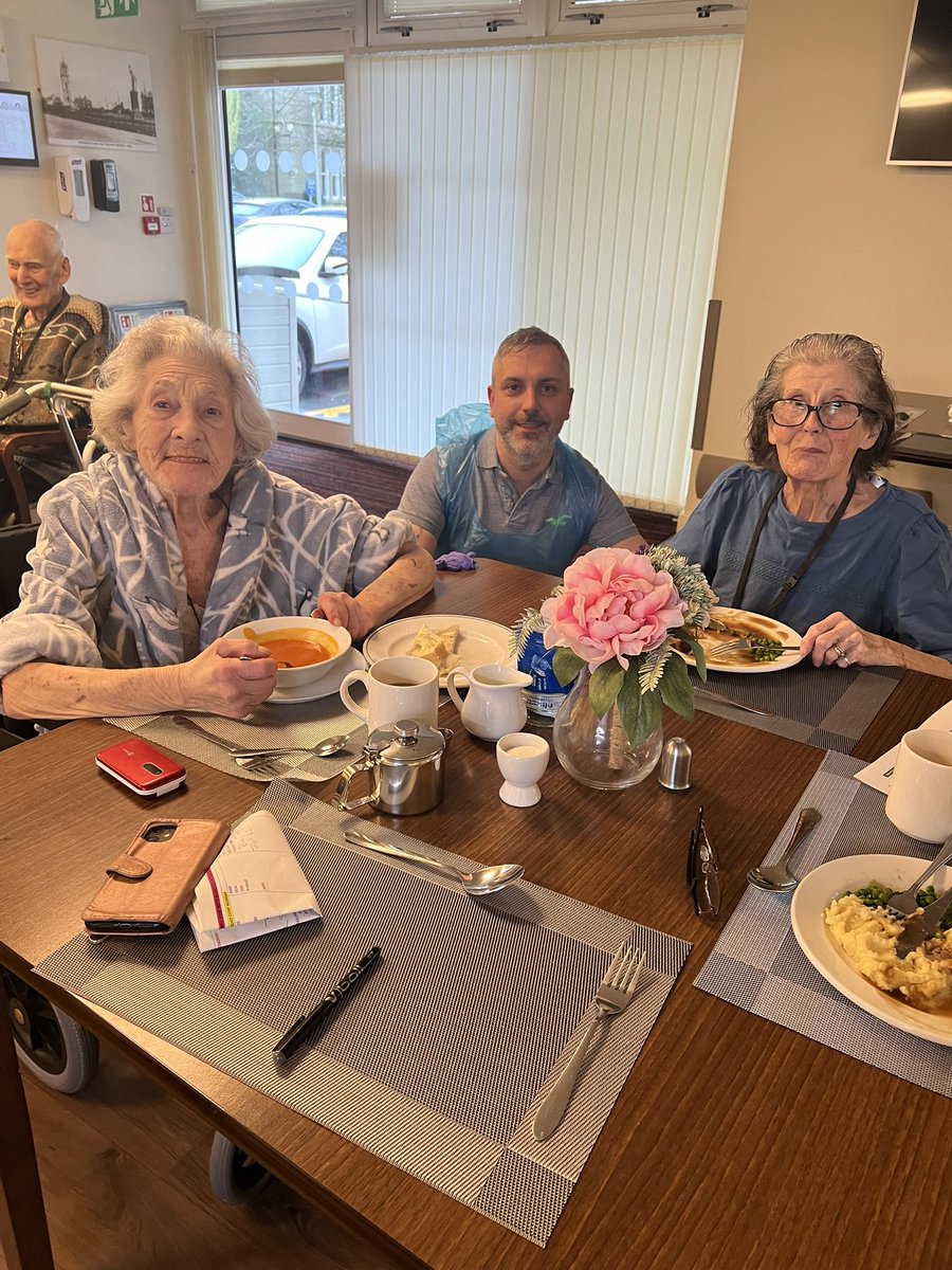 IMCTierBury's tweet image. Our customers enjoying a @CosaleaWalshaw  lunch sat around chatting and generally enjoying socialising @loumx5 @DelysiaHawley @F4uveS @ruths81 @emilyjacks15 @adysw23 Consent from all customers gained.