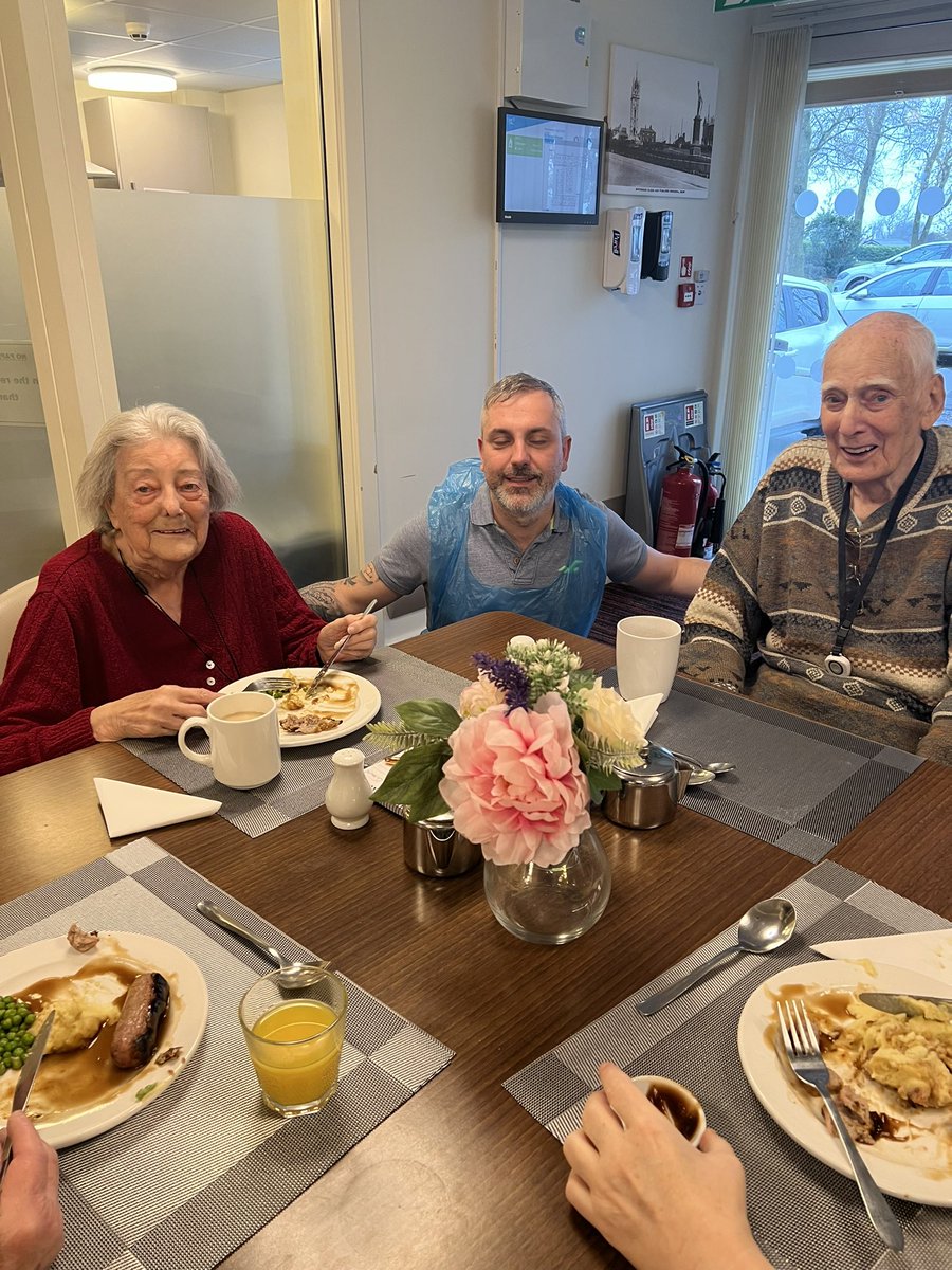 IMCTierBury's tweet image. Our customers enjoying a @CosaleaWalshaw  lunch sat around chatting and generally enjoying socialising @loumx5 @DelysiaHawley @F4uveS @ruths81 @emilyjacks15 @adysw23 Consent from all customers gained.