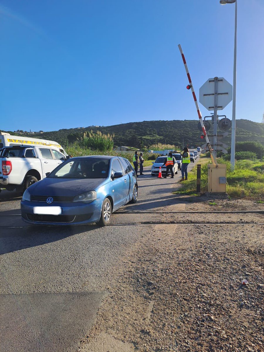 TE_Transnet's tweet photo. Together with stakeholders from @ReliableTFR and @SAPoliceService, motorists were educated on the various dangers at level crossings, and the different safety measures they must exercise.
#transnet
#transnetengineering
#transnetfreightrail
#saps
#safety https://t.co/AmWJMTmqi8