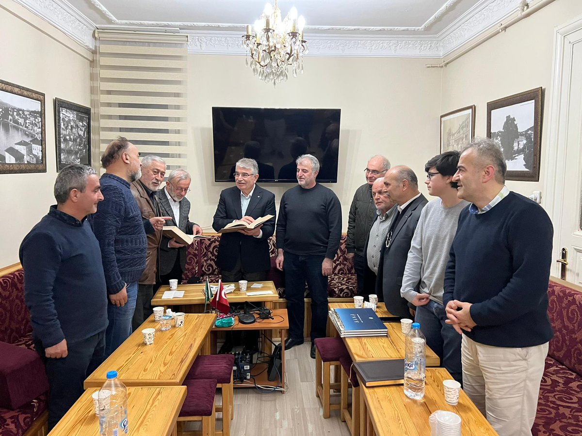 ÜNDER mensupları dostluk, muhabbet duygularını pekiştirmek ve Ramazan'ın feyiz ve bereketinden istifade etmek niyetiyle iftar yemeğinde bir araya geldi.

unyeliler.com/detail.php?Rou…