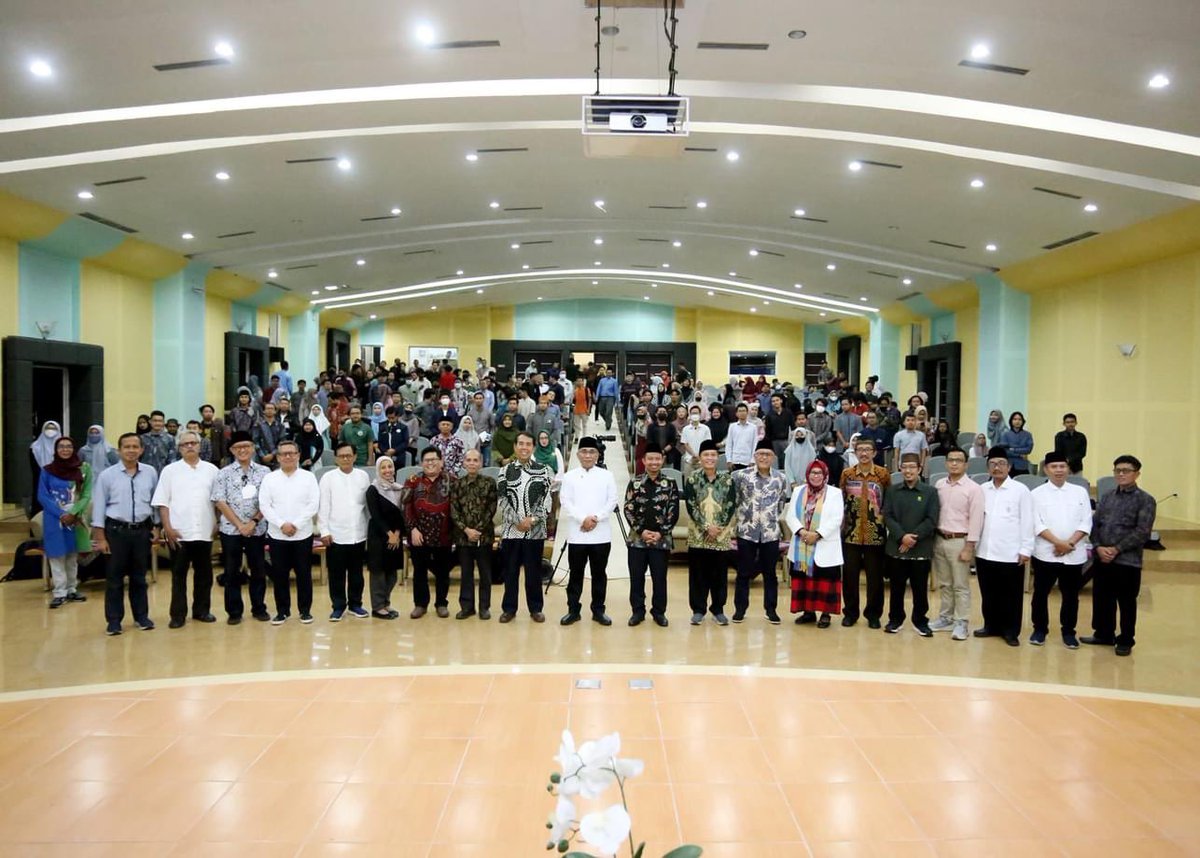 Menitipkan wacana Fikih Peradaban di lingkungan akademik sudah menjadi kepentingan Pengurus Besar Nahdlatul Ulama (PBNU). 

Itulah pesan utama yang kami sampaikan di depan civitas akademika <a href="/uinsk/">UIN Sunan Kalijaga</a> dalam Seminar Nasional “Menafsirkan Kembali Gagasan Fiqih Peradaban dalam