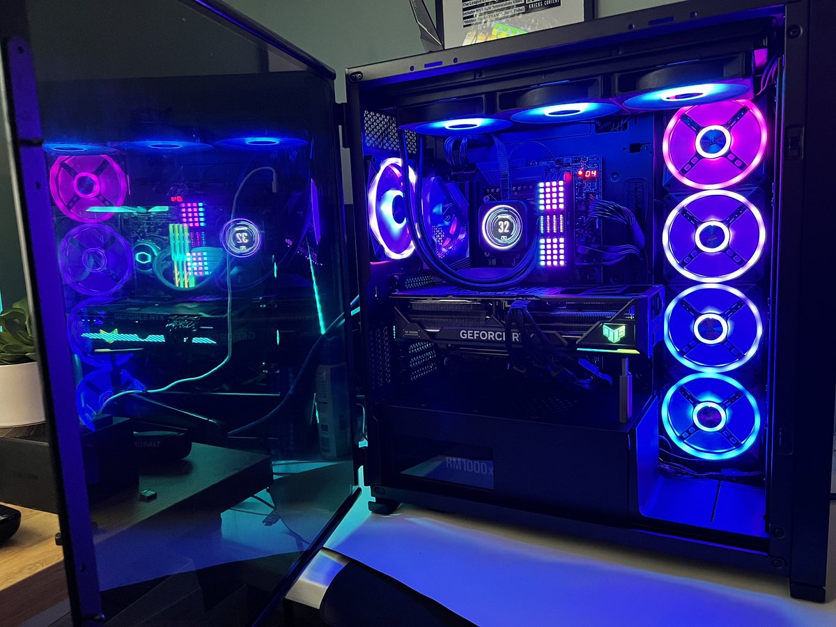 KiLLHawKK's tweet photo. Finally finished my 1st high end PC Build https://t.co/NenPaj43VU