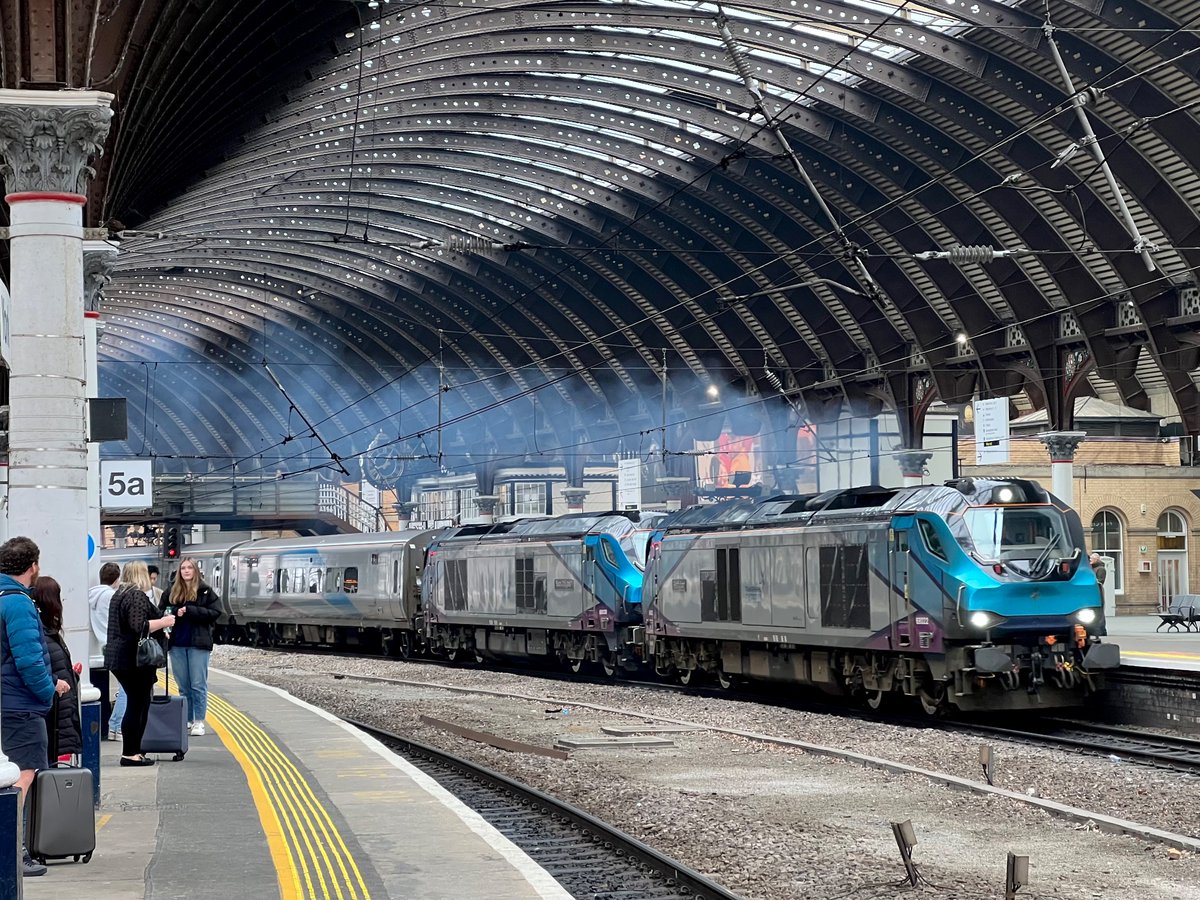 68022 Resolution leading 68030 Black Douglas plus TP08 on 5N33 1241 York-Longsight on 05.04.2023