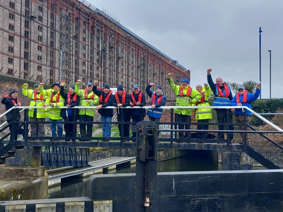 Fantastic morning with the CRT North West Volunteers at Stanley Flight learning what's involved operating the locks to enable safe passage for boat users 👍@CRTNorthWest #VolunteerByWater