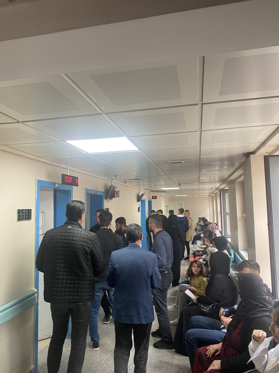 Batman bölge devlet hastanesi yeşil alan acili burası  1 saatte sadece 10 hasta aldılar iki doktor var bi sürekli kayboluyor. <a href="/batmanburada/">Batman Burada</a> <a href="/Ziverozdemir/">Ziver ÖZDEMİR</a> <a href="/ayseacar_b/">Ayşe Acar Başaran</a>