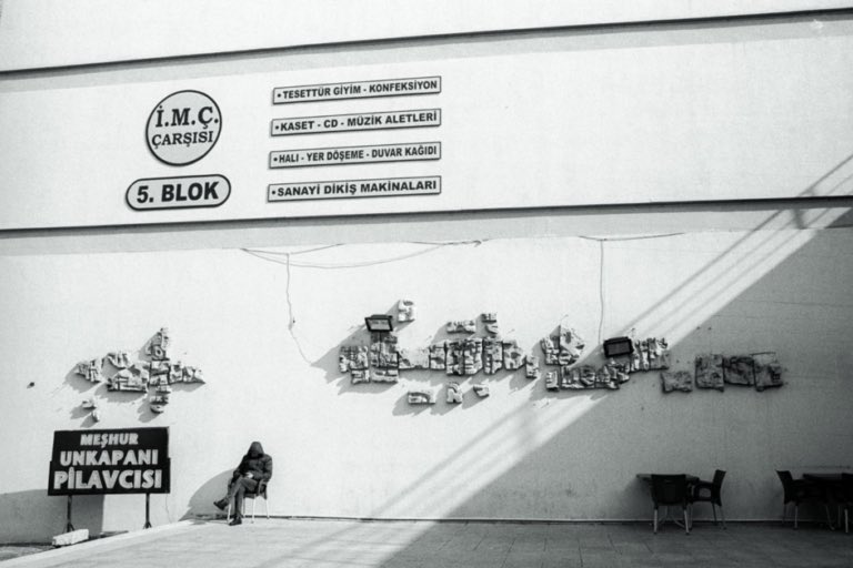 🌇 “Bugün, kentte bağ kurduğumuz, hem tarihi, hem kültürel anlamı olan, bazen de temel ihtiyaçları karşılayan çoğu yeri kaybediyoruz.”

✍🏽 Zayende Rud yazdı: Büyük Yuva*: İstanbul’da Dönüşüme Beş Kala, Eski Akrabamız İMÇ’ye bir Ziyaret
5harfliler.com/buyuk-yuva-ist…