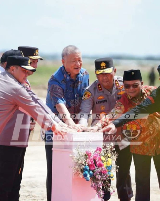HumasPutih's tweet photo. KAPOLRI GROUNDBREAKING BRIMOB PMJ

POLDA METRO JAYA - Kapolri Jenderal Listyo Sigit Prabowo meresmikan groundbreaking pembangunan gedung Batalion A Brimob Polda Metro Jaya di PIK 2 Kosambi, Kota Tangerang, Rabu (5/3/2023). https://t.co/MpNaGdI1B9