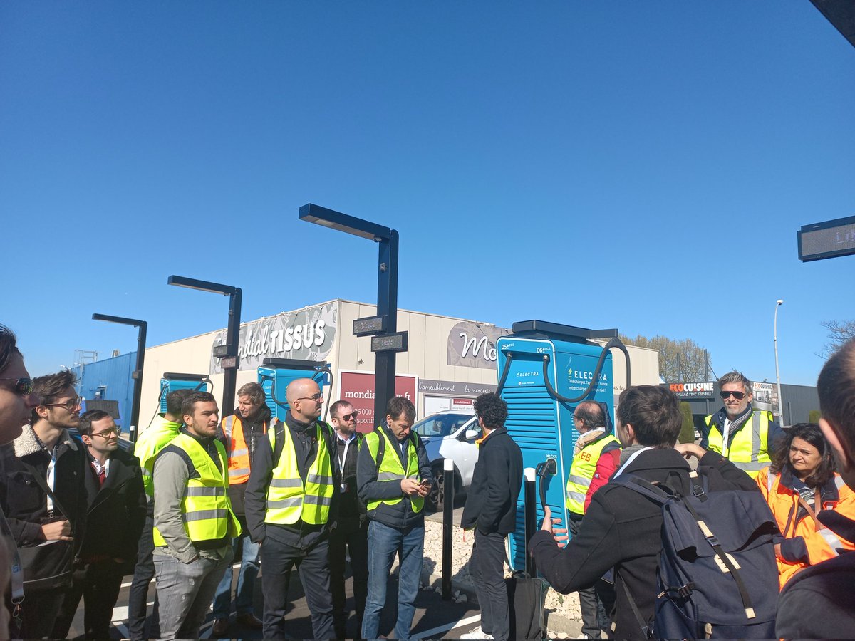 EnedisRegionSud's tweet photo. Top départ de la Rencontre de la Mob'Elec  à @Avignon. Plusieurs grands opérateurs comme @Allego_Fr,@go_Electra et Ionity présentent leurs installations et leur stratégie de déploiement 
Déjà 1⃣0⃣0⃣points de charge haute puissance raccordés par @enedis sur le #vaucluse https://t.co/bftcM92vqv