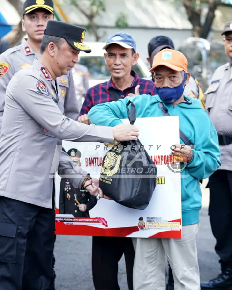 HumasPutih's tweet photo. BANTUAN KEMANUSIAAN KAPOLRI

Kadiv Humas Polri Irjen Pol. Shandi Nugroho, S.I.K, S.H., M.Hum. Menyerahkan Bantuan Kemanusiaan Berupa 2000 Paket Kebutuhan Sembako yang ditujukan kepada Masyarakat yang terdampak Fluktuasi harga bahan pokok di Bulan Ramadhan. https://t.co/L4RU22ANv1