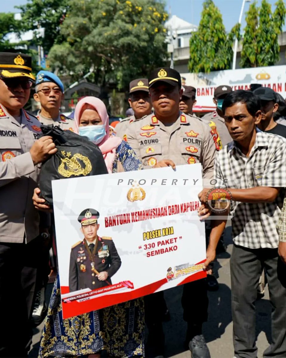 HumasPutih's tweet photo. BANTUAN KEMANUSIAAN KAPOLRI

Kadiv Humas Polri Irjen Pol. Shandi Nugroho, S.I.K, S.H., M.Hum. Menyerahkan Bantuan Kemanusiaan Berupa 2000 Paket Kebutuhan Sembako yang ditujukan kepada Masyarakat yang terdampak Fluktuasi harga bahan pokok di Bulan Ramadhan. https://t.co/L4RU22ANv1