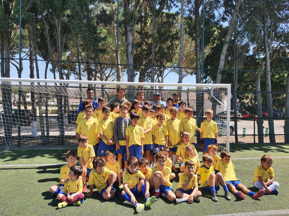#CampusSemanaSanta23 💛💙

😍 Los pequeños cadistas del campus de El Puerto de Santa María disfrutaron de la visita de los jugadores del #Mirandilla Óliver Viera y Rafa Llorente.