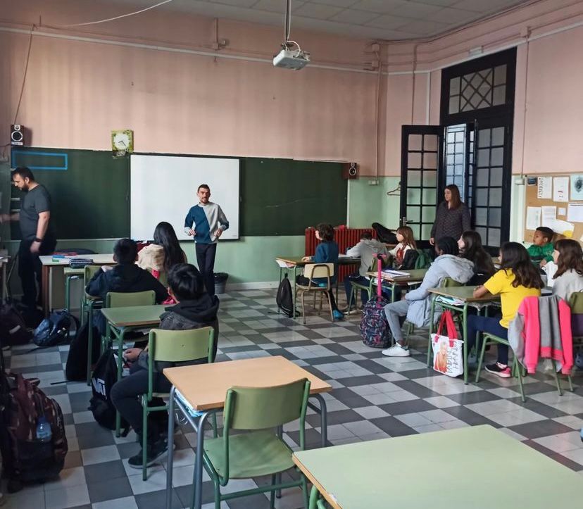 ¡Terminamos el segundo trimestre!
Esta foto fue un día antes de comenzar la semana de vacaciones escolares en el CEIP Joaquín Costa. Gracias a las/os peques, a la AFE y al equipo educativo del CEIP Joaquín Costa por abrirnos un curso más las puertas de sus clases.