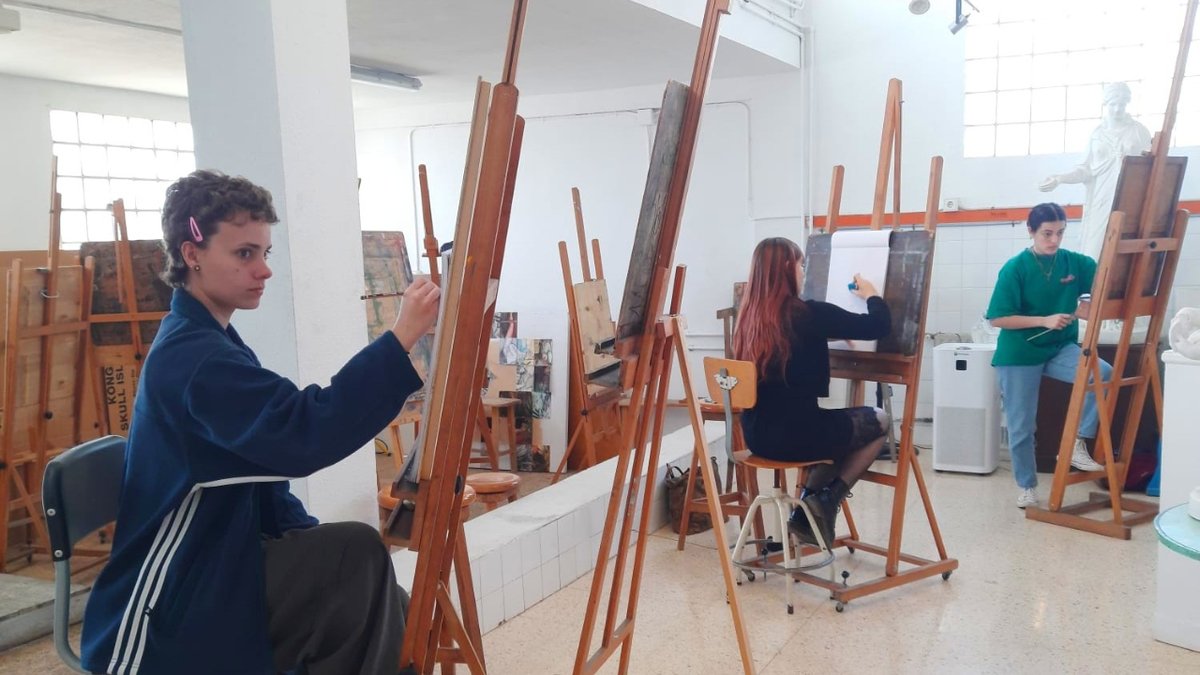 UIBuniversitat's tweet photo. #OlimpíadesUIB | 🎨 29 alumnes de batxillerat de les Illes Balears han participat avui a la XVII Olimpíada de #DibuixArtístic!

@PortUIB #Art #ESADIB #SeràsUIB @EDUN_IB @escoladart_eiv

🔗 Llegeix la notícia a: https://t.co/ol3RWMs5kL https://t.co/gMiNCIMJIs