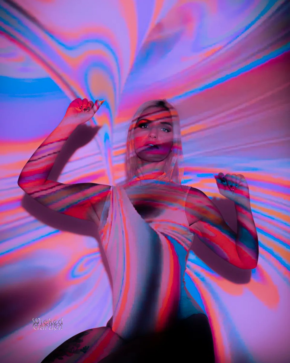 khillerco's tweet photo. holographic soul 💛 
@wicked_garden_media_2 

#model #projector #photoshoot #photoset #photography #ncmodels #ncphotography #dayglo #holographic #rainbow #blonde https://t.co/opWXt7fudl