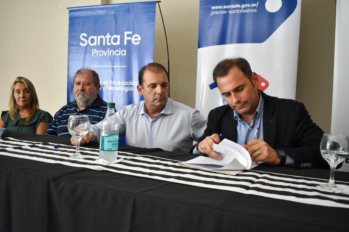JMAviano's tweet photo. #Ayer en la Cámara @DeSupermercados de #Rosario presentamos una nueva etapa del Programa #PreciosSantafesinos con una variación del 13,5% respecto a la anterior.
🤝Además mantuvimos una reunión de trabajo para analizar y proponer medidas con mayoristas, almacenes, súper y kioscos https://t.co/0KFAAuSz7z