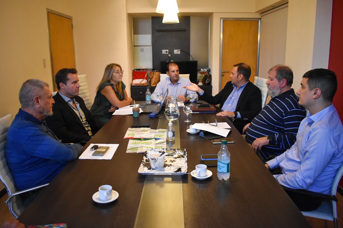 JMAviano's tweet photo. #Ayer en la Cámara @DeSupermercados de #Rosario presentamos una nueva etapa del Programa #PreciosSantafesinos con una variación del 13,5% respecto a la anterior.
🤝Además mantuvimos una reunión de trabajo para analizar y proponer medidas con mayoristas, almacenes, súper y kioscos https://t.co/0KFAAuSz7z
