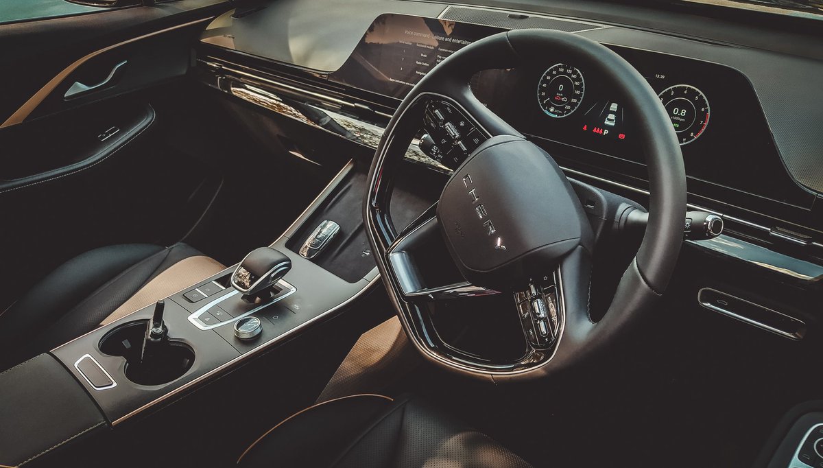 cars_pixels's tweet photo. A look inside the interior of the new Omoda C5 230T. Highlights are as follows:

> Leather bucket seats with rose gold piping and stitching
> Integrated dual displays
> Dual wireless charging pads
> Sony 8-speaker sound system 
> Door and dashboard ambient lighting
> Sunroof https://t.co/Y8Mt24EEsM