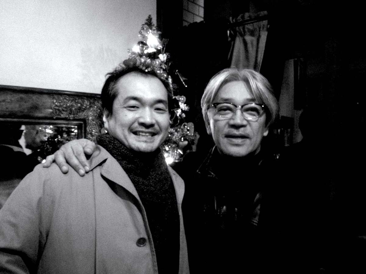 nakajima_nob's tweet photo. 1) ここに一枚の写真がある。10年程前のものだ。坂本さんがメインテーマを担当し、僕が劇判部分の楽曲を担当した大河ドラマ「八重の桜」。その第一次録音が終了したタイミングで、「中島君、今度食事に行かない？」と坂本さんの行きつけの素敵な食事処に連れて行っていただいた時のものだ。... https://t.co/l2RvlWAA9Z