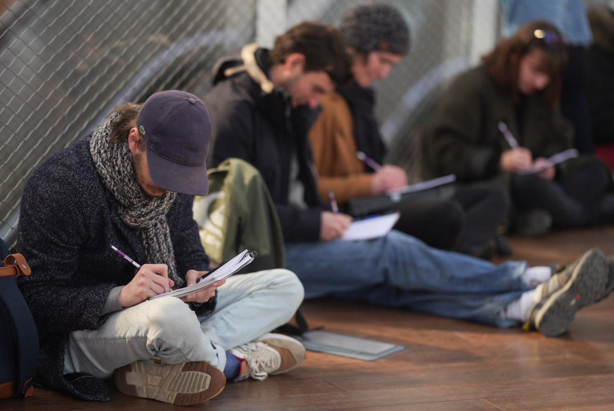 LesChampsLibres's tweet photo. Dictée géante en gare de Rennes ! Avec interludes musicaux et invités surprise. Ici avec Jean-Louis Brossard (co-fondateur des @TransMusicales &amp; directeur artistique) 🤓 Depuis 11h, jusqu'à 16h.

Un partenariat les Champs Libres, @franceculture, @ConnectGares et @tourismerennes https://t.co/wdckVxLrFc