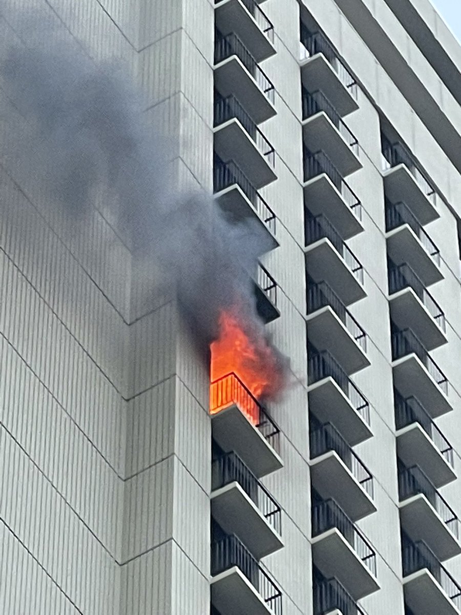 CFDMedia's tweet image. Still and box high rise 1212 north lake shore drive fire on 27