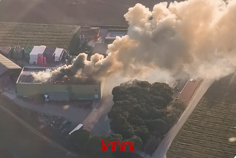 bomberscat's tweet photo. 🔥 Crema una nau de fruites situada al camí Mas Paterra de Garrigàs (avís 19.13h). L'incendi està totalment desenvolupat. 

Hem activat 10 dotacions #bomberscat https://t.co/tkS9zZfSfW