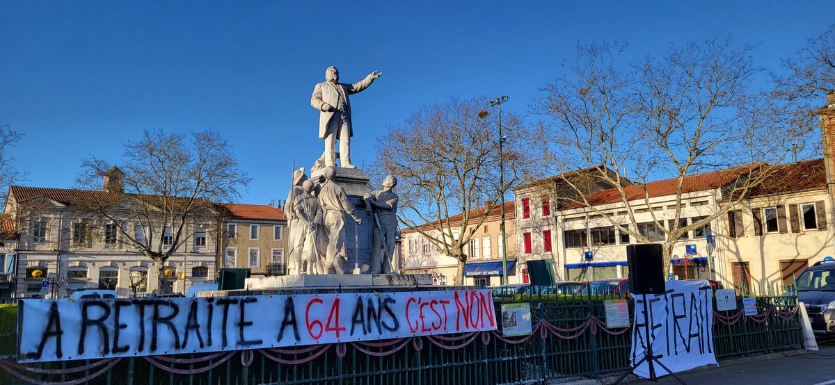 vitalastar's tweet photo. Rassemblement intersyndical et citoyen ce soir à #carmaux place #jeanjaures à la veille de la #greve6avril pour dire non à #ReformeDesRetraites 
500 personnes présentes ! https://t.co/2PwEGseJeL