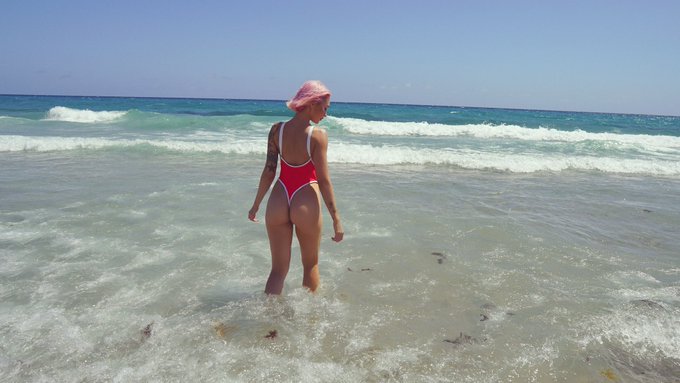 Happy #HumpDay 🍑 #beach #Florida #floridagirl #glutes #fitgirl #tattoo https://t.co/iFWPXswhT3<a href="/tag/humpday"class="tags">#HumpDay</a><a href="/tag/beach"class="tags">#beach</a><a href="/tag/florida"class="tags">#Florida</a><a href="/tag/floridagirl"class="tags">#floridagirl</a><a href="/tag/glutes"class="tags"><span>#glutes</span></a><a href="/tag/fitgirl"class="tags"><span>#fitgirl</span></a><a href="/tag/tattoo"class="tags"><span>#tattoo</span></a>