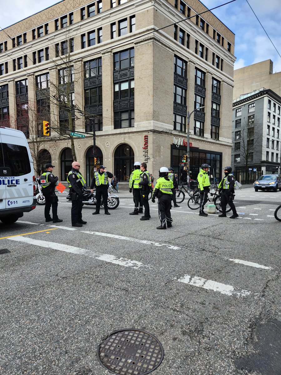 AaronPettman's tweet photo. Police blocking either end of E Hastings between Columbia and Carrall, preparing to "kettle"? (Kettle: cordons of police surround crowds to hold and arrest them) #dtes #vanpoli #vancouverBC #stopTheSweeps https://t.co/Tpd5B1Yhid