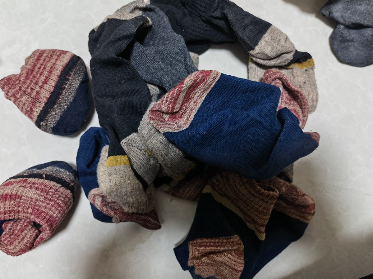 顺丰快递小哥的袜子，很臭，长的一般人，瘦小伙，袜子是狐臭味，可以买一双闻闻、每双：13米