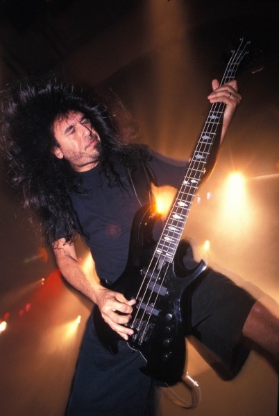 Tom Araya
Slayer 🤘🤘🤘🤘 🔥 
F*ckk yeah