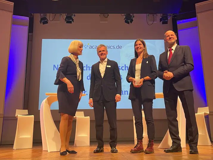 Lara Urban tweet media