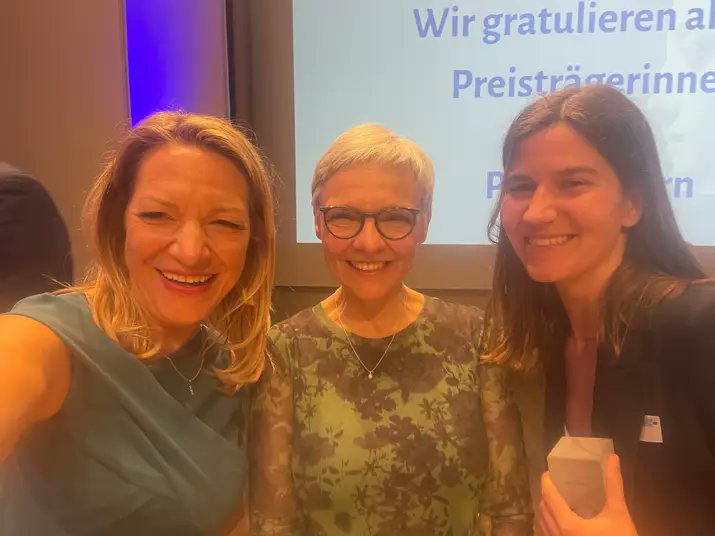 Lara Urban tweet media