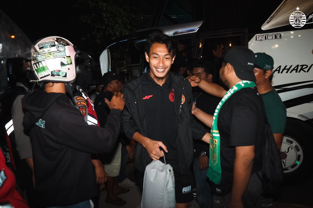 Persija_Jkt's tweet photo. Terima kasih yang tak terhingga kepada @persebayaupdate, dulur Bonek, dan seluruh pihak yang berperan dalam keamanan dan kenyamanan tim Persija dari sebelum hingga setelah pertandingan.

#ToTheNextLevel #BelieveIn12 #PersijaJakarta https://t.co/pCva6bzPYt