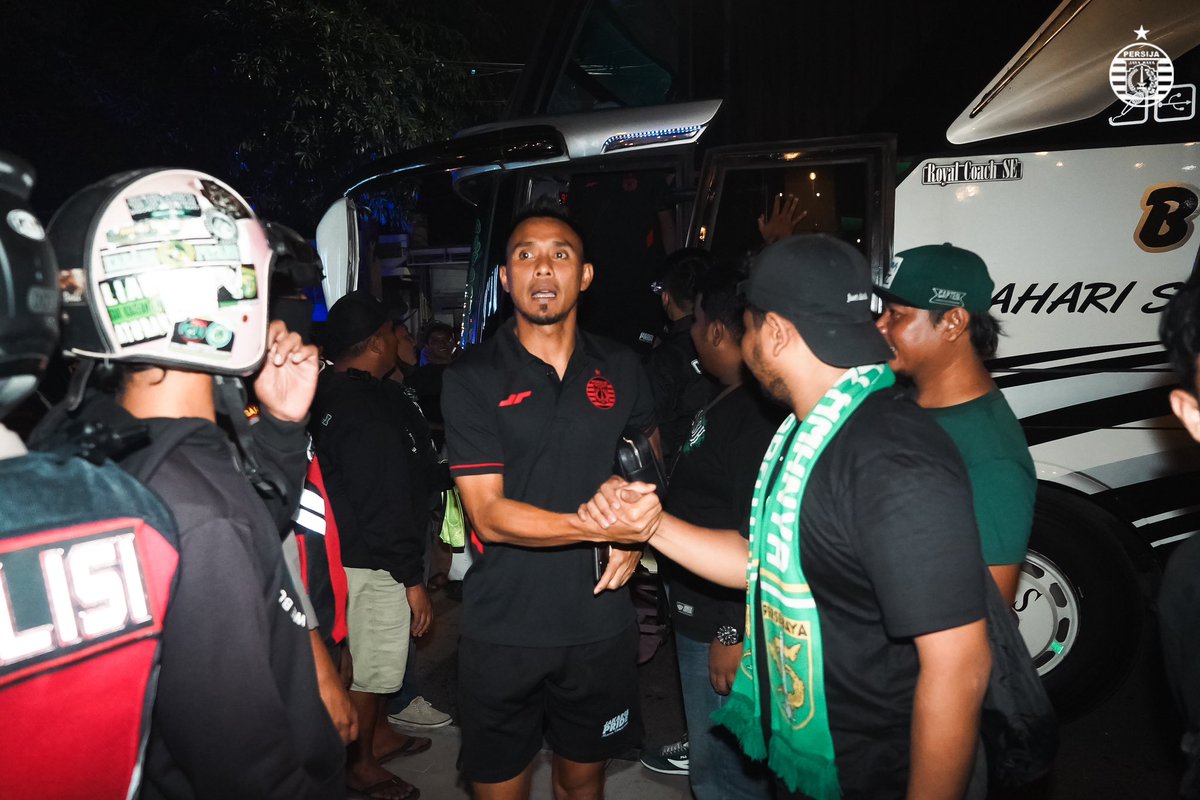Persija_Jkt's tweet photo. Terima kasih yang tak terhingga kepada @persebayaupdate, dulur Bonek, dan seluruh pihak yang berperan dalam keamanan dan kenyamanan tim Persija dari sebelum hingga setelah pertandingan.

#ToTheNextLevel #BelieveIn12 #PersijaJakarta https://t.co/pCva6bzPYt