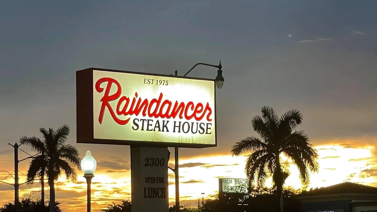 RaindancerSteak's tweet photo. The locals love us. Stop in and see what all the fuss is about. #RaindancerSteakhouse #steakhouse #steak #HappyHour #SunsetMenu #PrivateRoom #PrivateRooms #PrivateEvent #PrivateEvents https://t.co/VFl9cuUJDa